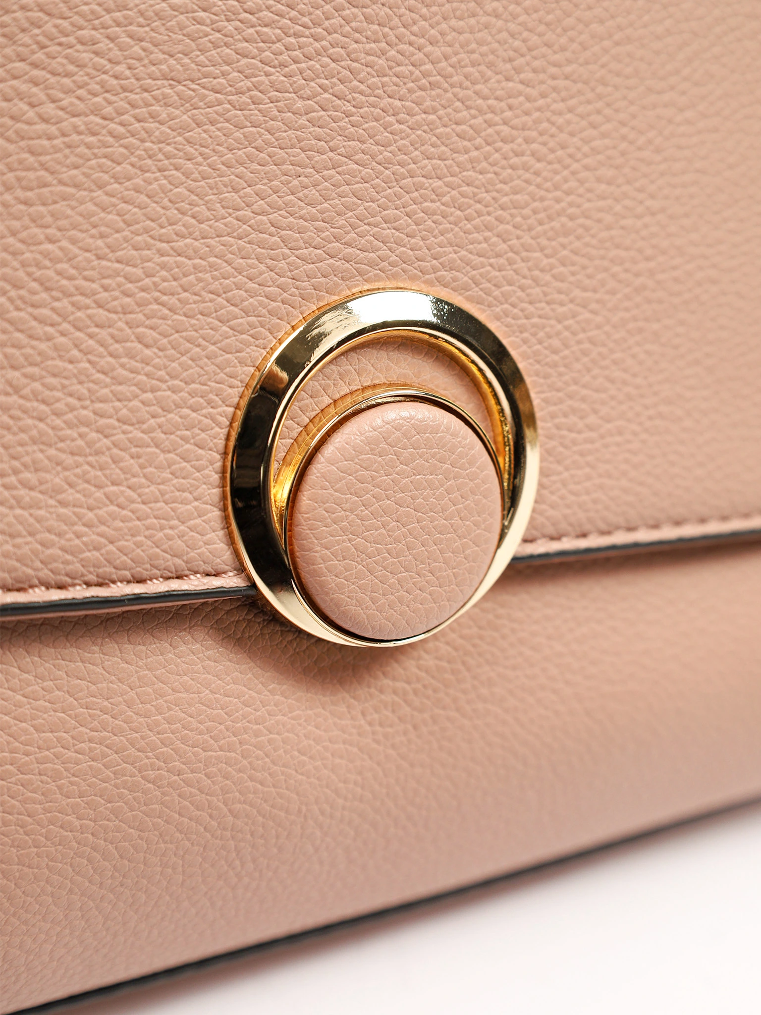 Сумка-кроссбоди с декоративной пряжкой в ассортименте